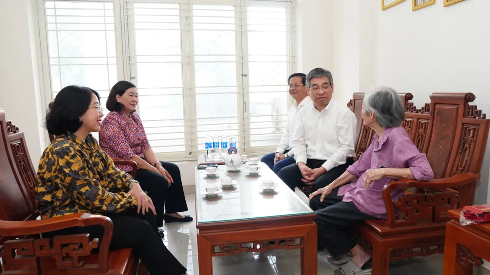 Đồng chí Nguyễn Phước Lộc thăm hỏi, trò chuyện với con gái cố Tổng Bí thư Lê Hồng Phong. Ảnh: TIẾN TRẦN 383f56b7be3635686c27.jpg