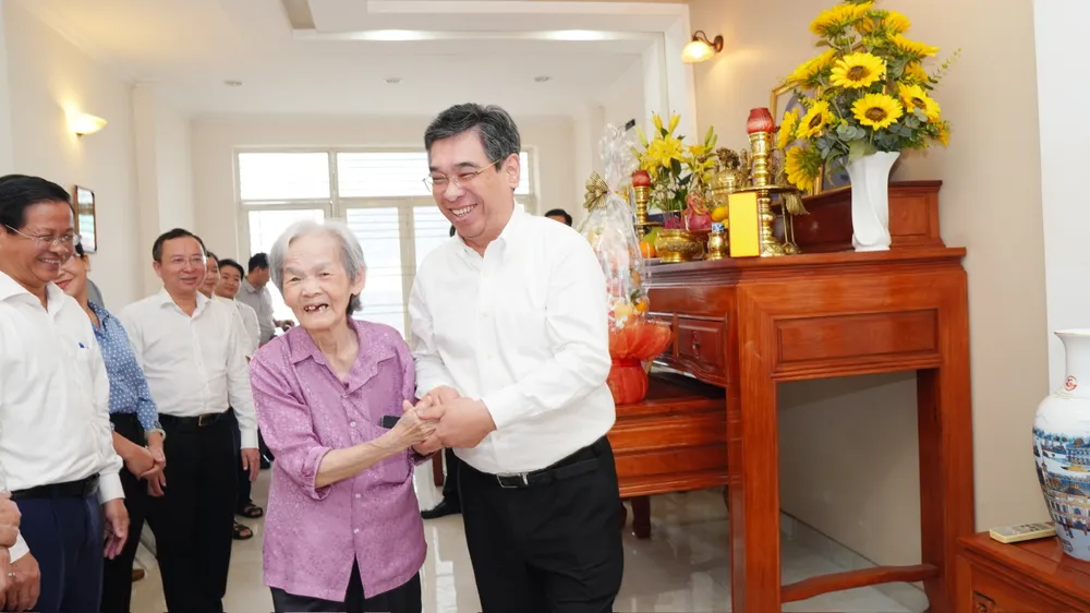 Đồng chí Nguyễn Phước Lộc thăm hỏi, trò chuyện với bà Lê Nguyễn Hồng Minh (con gái cố Tổng Bí thư Lê Hồng Phong). Ảnh: TIẾN TRẦN 924405c0ed41661f3f50.jpg