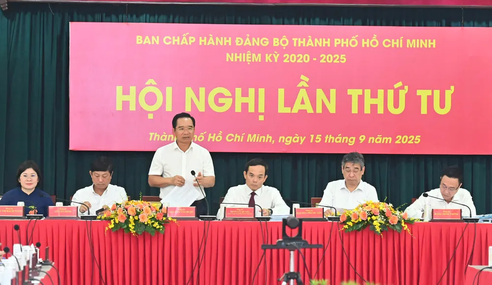 Chủ tịch UBND TPHCM Nguyễn Văn Được điều hành phần thảo luận. Ảnh: VIỆT DŨNG 7f629203b8b533eb6aa4.jpg