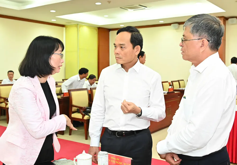 Bí thư Thành ủy TPHCM Trần Lưu Quang trao đổi với Phó Chủ tịch UBND TPHCM Trần Thị Diệu Thúy và Giám đốc Sở GD-ĐT TPHCM Nguyễn Văn Hiếu. Ảnh: VIỆT DŨNG d6cc45de866f0d31547e.jpg