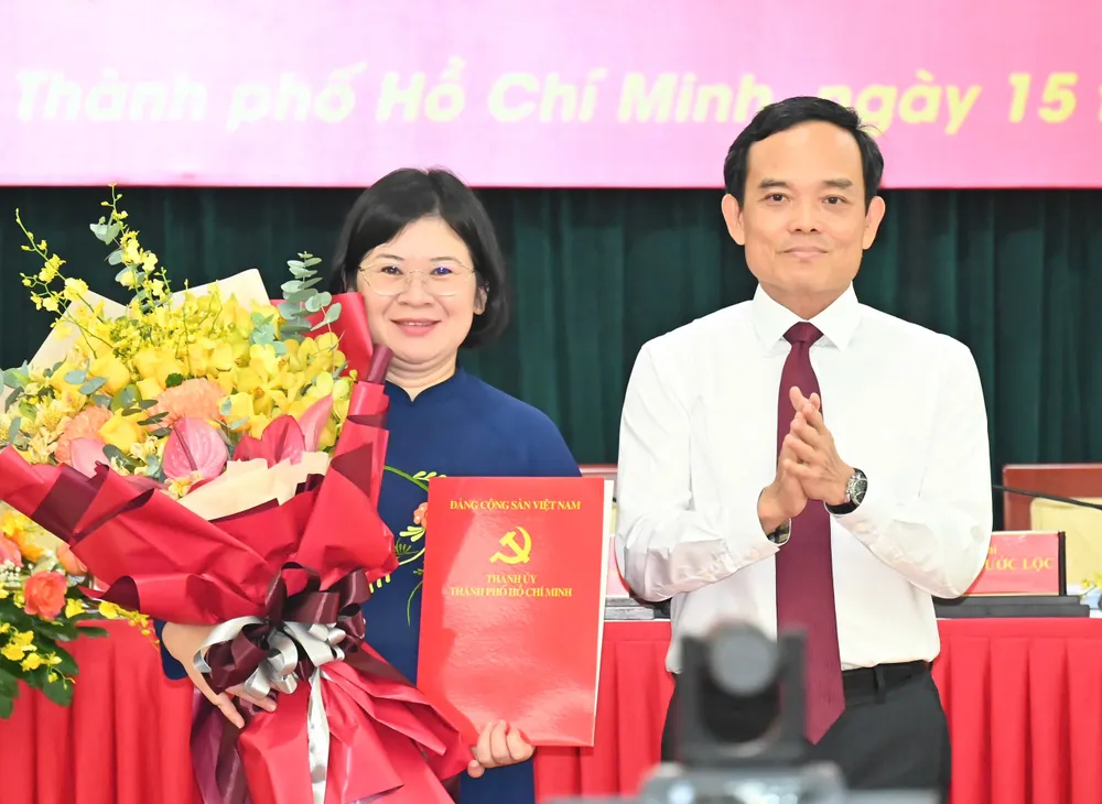 Đồng chí Trần Lưu Quang, Bí thư Trung ương Đảng, Bí thư Thành ủy TPHCM trao quyết định cho đồng chí Văn Thị Bạch Tuyết. Ảnh: VIỆT DŨNG IMG_3267.jpeg