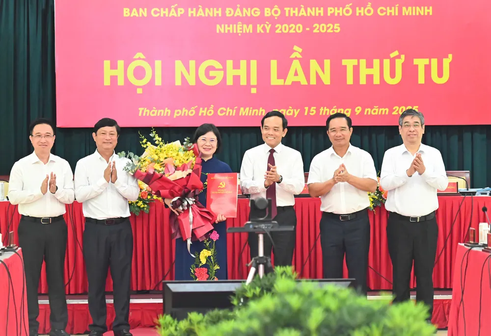 Các đồng chí lãnh đạo TPHCM chúc mừng đồng chí Văn Thị Bạch Tuyết. Ảnh: VIỆT DŨNG IMG_3269.jpeg