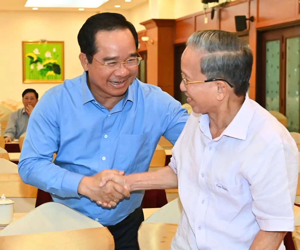 Chủ tịch UBND TPHCM Nguyễn Văn Được trò chuyện với các đại biểu. Ảnh: VIỆT DŨNG 8f3f7dcbcc71472f1e60.jpg