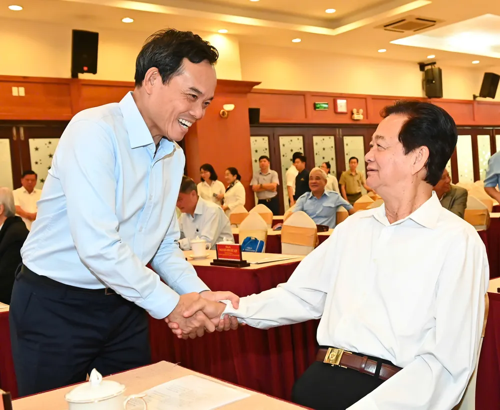 Nguyên Thủ tướng Chính phủ Nguyễn Tấn Dũng và Bí thư Thành ủy TPHCM Trần Lưu Quang đến dự hội nghị tại điểm cầu TPHCM. Ảnh: VIỆT DŨNG 97f688d6346cbf32e67d.jpg