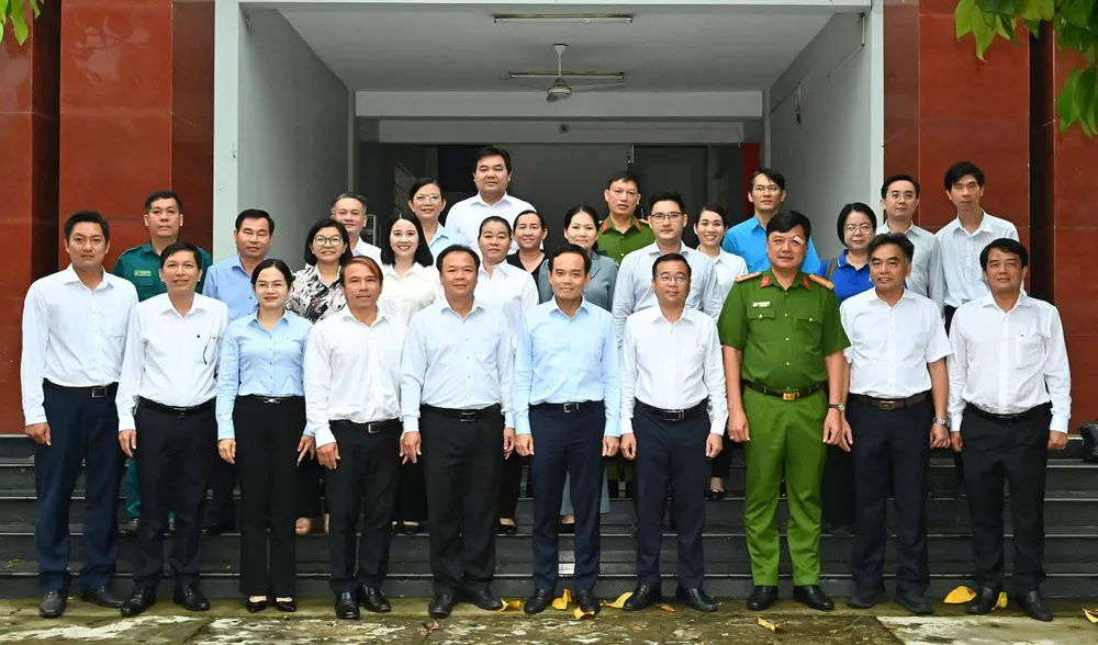 Bí thư Thành ủy TPHCM Trần Lưu Quang và đoàn công tác đến làm việc với Ban Thường vụ Đảng ủy phường Bình Dương. Ảnh: VIỆT DŨNG 299edfb8ffee75b02cff.jpg