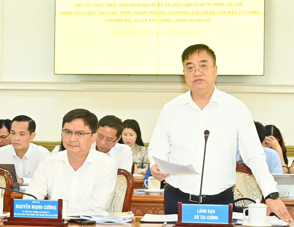 Phó Giám đốc Sở Tài chính TPHCM Hoàng Vũ Thảnh báo cáo. Ảnh: VIỆT DŨNG 60ddf1aaf7cb7d9524da.jpg