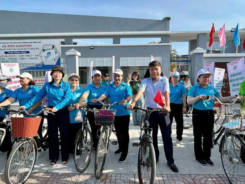 Bí thư Đảng ủy, Chủ tịch HĐND phường Nguyễn Việt Quế Sơn cùng đội ngũ cán bộ phường phát động phong trào 9c462eb476c3fc9da5d2.jpg