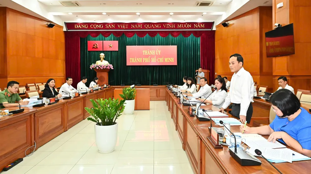 Bí thư Thành ủy TPHCM Trần Lưu Quang kết luận phiên họp. Ảnh: VIỆT DŨNG 2366935919080993132(1).jpg