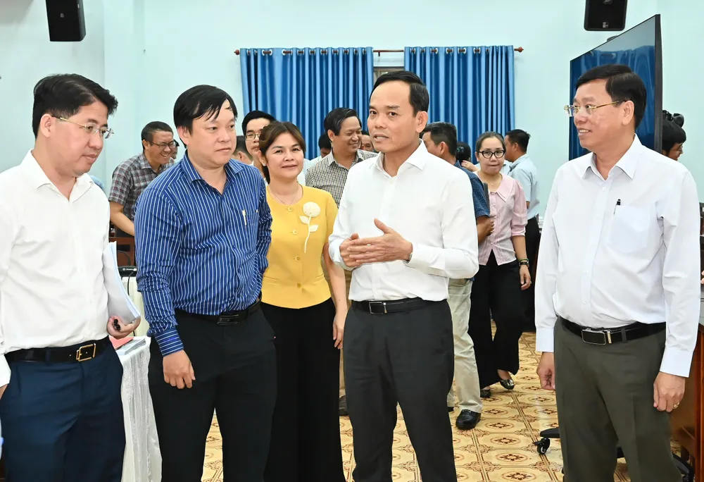 Bí thư Thành ủy TPHCM Trần Lưu Quang đến làm việc với Ban Thường vụ Đảng ủy phường Bình Thạnh. Ảnh: VIỆT DŨNG 193f7f61cb73412d1862.jpg