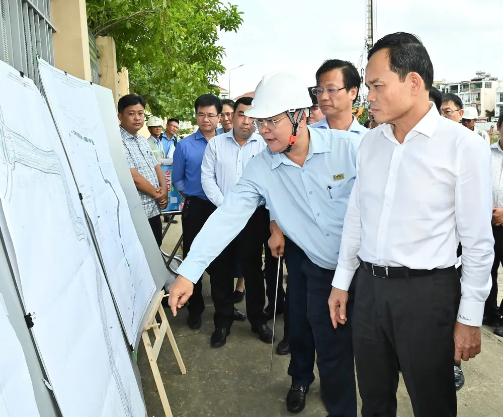 Bí thư Thành ủy TPHCM nghe báo cáo tiến độ triển khai thực hiện dự án. Ảnh: VIỆT DŨNG 4517120009313375234(1).jpg