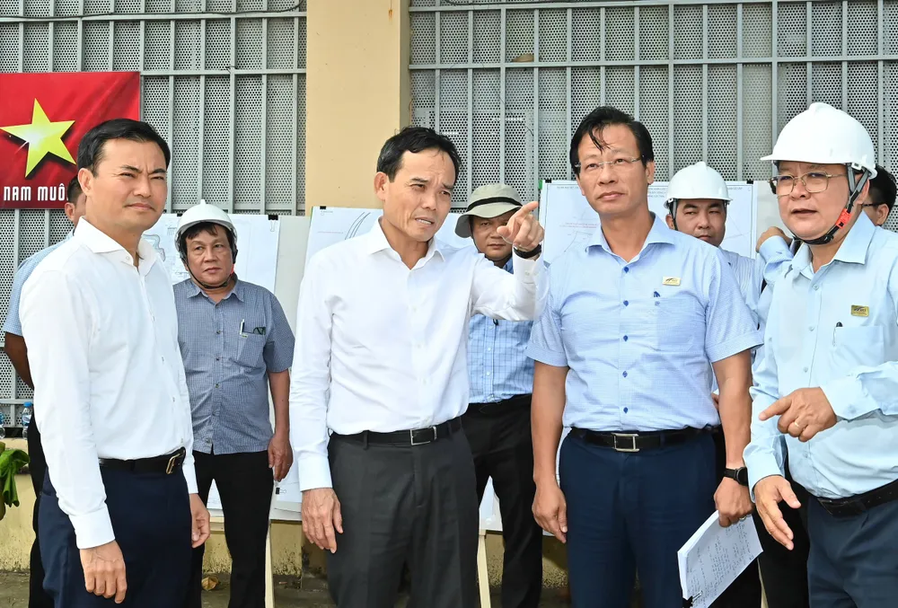 Bí thư Thành ủy TPHCM Trần Lưu Quang khảo sát thực địa tại dự án cải tạo, nạo vét môi trường Rạch Xuyên Tâm. Ảnh: VIỆT DŨNG 607ec2c0b2d0388e61c1.jpg