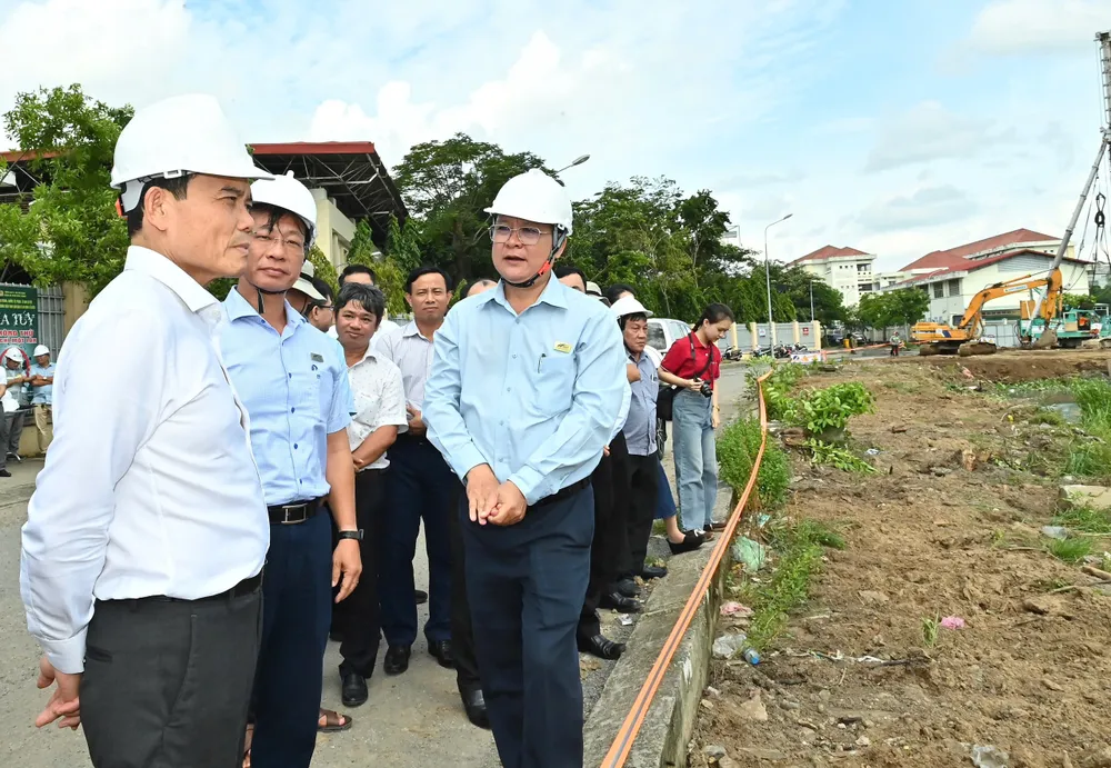 Bí thư Thành ủy TPHCM Trần Lưu Quang khảo sát thực địa tại dự án cải tạo, nạo vét môi trường Rạch Xuyên Tâm. Ảnh: VIỆT DŨNG d0ad2f105f00d55e8c11.jpg