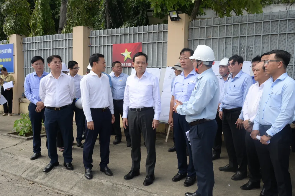 Bí thư Thành ủy TPHCM Trần Lưu Quang khảo sát thực địa tại dự án cải tạo, nạo vét môi trường Rạch Xuyên Tâm. Ảnh: VIỆT DŨNG DSC_3456.jpeg