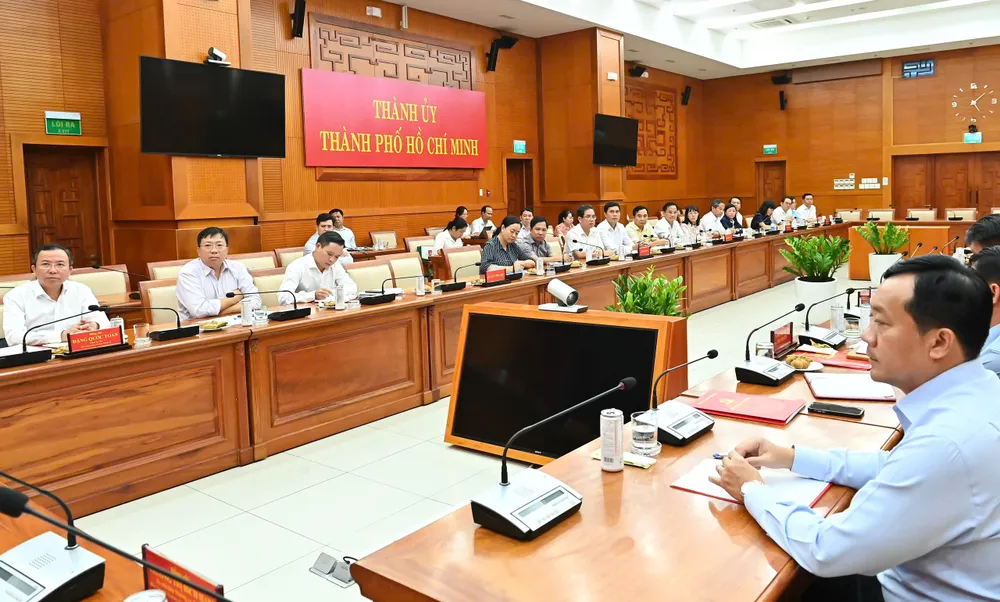 Lãnh đạo các phường, xã dự hội nghị. Ảnh: VIỆT DŨNG 22365a51c364493a1075.jpg
