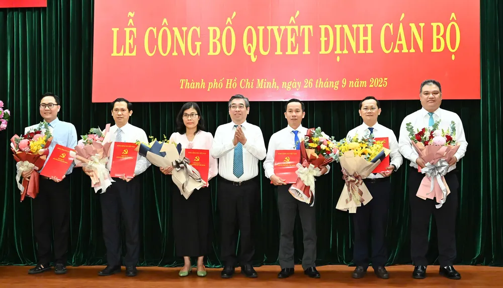 Đồng chí Nguyễn Phước Lộc trao quyết định và tặng hoa chúc mừng các cán bộ nhận nhiệm vụ về cơ sở công tác. Ảnh: VIỆT DŨNG 598340050665322360.jpg