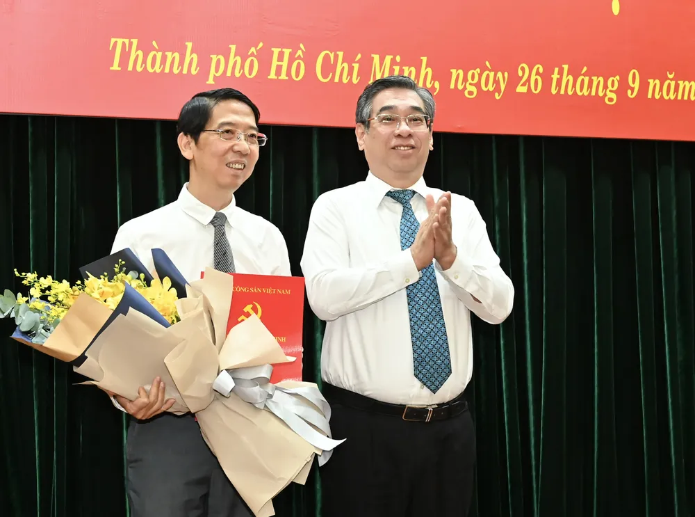 Đồng chí Nguyễn Phước Lộc trao quyết định và tặng hoa chúc mừng đồng chí Nguyễn Thành Lợi. Ảnh: VIỆT DŨNG ece4c14b1b799127c868.jpg