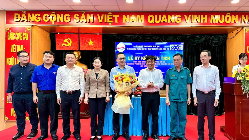Bí thư Đảng ủy, Chủ tịch HĐND phường Bình Tân Phạm Thị Ngọc Diệu dự lễ ký kết gen-h-z7052335625253_d68e545e2f7d3e9fe1eb00dcf8328d5a.jpg