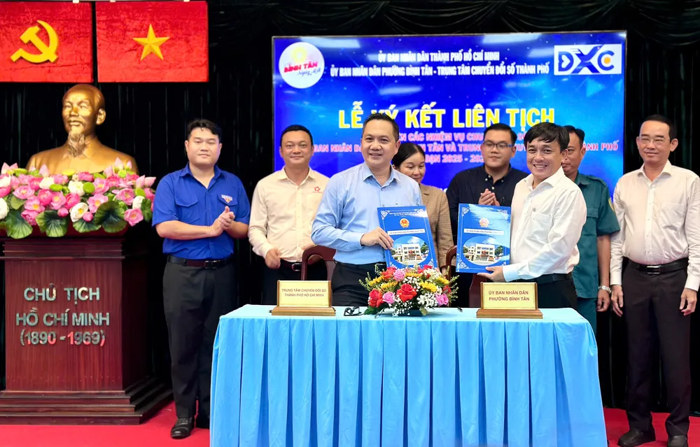Phó Giám đốc Trung tâm Chuyển đổi số TPHCM Nguyễn Thanh Hòa và Chủ tịch UBND phường Bình Tân Nguyễn Văn Sử trao bản ký kết gen-h-z7052335630524_376a022dd80eef1f804a63de073c20f3.jpg