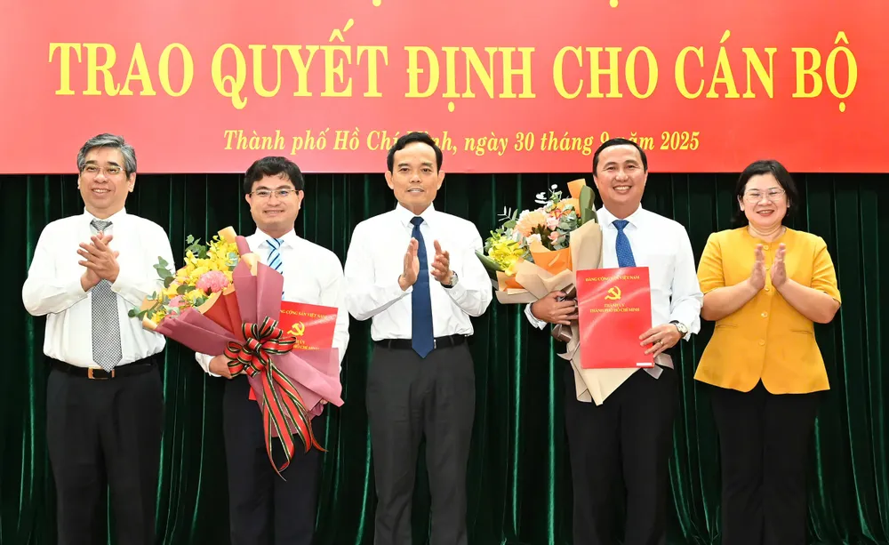 Bí thư Thành ủy TPHCM Trần Lưu Quang; Phó Bí thư Thành ủy, Chủ tịch Ủy ban MTTQ Việt Nam TPHCM Nguyễn Phước Lộc; Phó Bí thư Thành ủy, Trưởng Ban Tổ chức Thành ủy TPHCM Văn Thị Bạch Tuyết tặng hoa chúc mừng 2 đồng chí. Ảnh: VIỆT DŨNG 60bd99bbb95633086a47.jpg