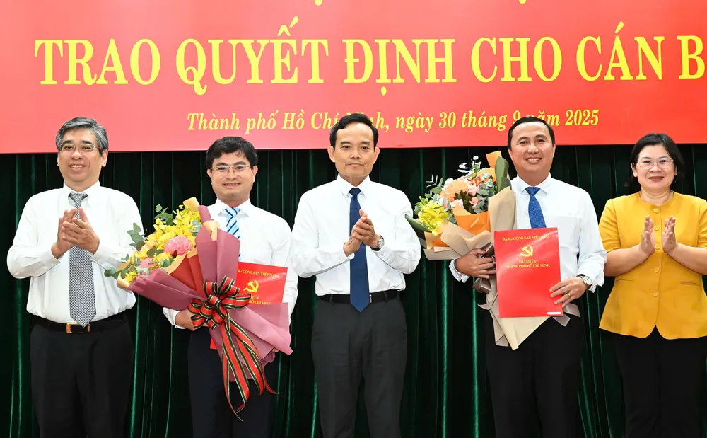Bí thư Thành ủy TPHCM Trần Lưu Quang; Phó Bí thư Thành ủy, Chủ tịch Ủy ban MTTQ Việt Nam TPHCM Nguyễn Phước Lộc; Phó Bí thư Thành ủy, Trưởng Ban Tổ chức Thành ủy TPHCM Văn Thị Bạch Tuyết tặng hoa chúc mừng 2 đồng chí. Ảnh: VIỆT DŨNG 7bba03bd2350a90ef041.jpg