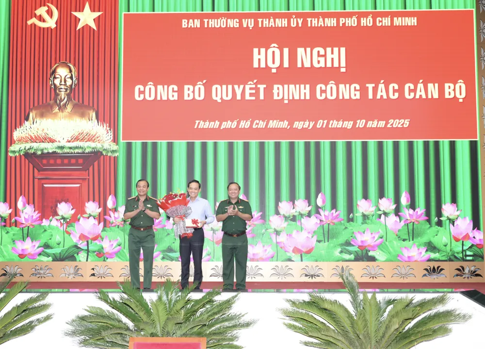 Thiếu tướng Vũ Văn Điền, Ủy viên Ban Thường vụ Thành ủy, Phó Bí thư Đảng ủy Quân sự, Tư lệnh Bộ Tư lệnh TPHCM và Đại tá Nguyễn Thành Trung, Phó Bí thư Thường trực Đảng ủy Quân sự, Chính ủy Bộ Tư lệnh TPHCM tặng hoa chúc mừng đồng chí Trần Lưu Quang. Ảnh: VĂN MINH DSC_4480.jpeg