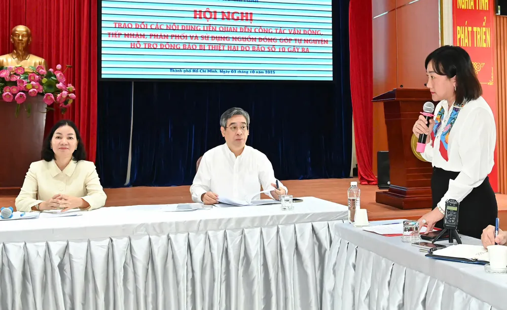 Phó Tổng Biên tập báo SGGP Bùi Thị Hồng Sương báo cáo kế hoạch, phương án của báo SGGP trong việc tuyên truyền, vận động hỗ trợ đồng bào. Ảnh: VIỆT DŨNG 4251684592448533148.jpg