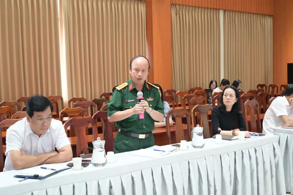 Đại diện Bộ Tư lệnh TPHCM trao đổi phương án, kế hoạch hỗ trợ đồng bào bị ảnh hưởng thiên tai, bão lũ. Ảnh: VĂN MINH DSC_4977.jpeg