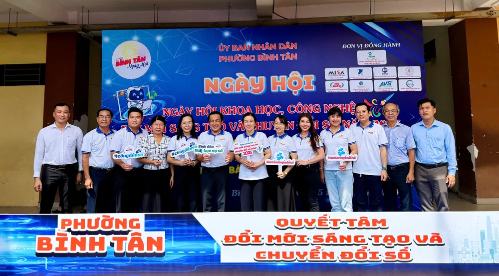 UBND phường Bình Tân tổ chức ngày hội khoa học, công nghệ; phát động phong trào "Bình dân học vụ số" gen-o-z7083286458232_7dbb01c8a522a048eb10eba0a25dc797.jpg