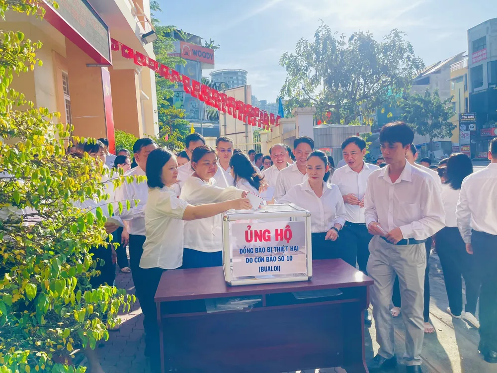 Cán bộ, công chức, viên chức và người lao động phường Phú Thuận (TPHCM) ủng hộ đồng bào bị thiệt hại bởi cơn bão số 10. Ảnh: ỦY BAN MTTQ VIỆT NAM PHƯỜNG PHÚ THUẬN 03474899e5316f6f3620.jpg