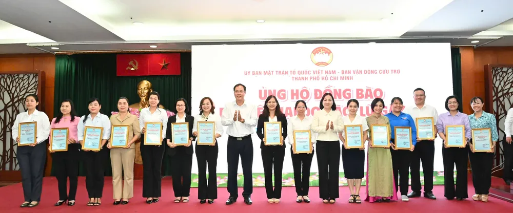 Đồng chí Trương Thị Bích Hạnh trao thư cảm ơn đến các đơn vị đã ủng hộ. Ảnh: VIỆT DŨNG 0d13b5314184cbda9295.jpg