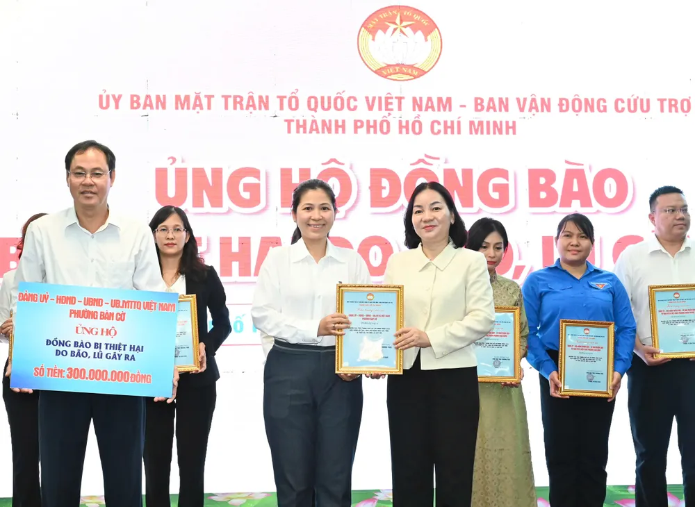 Đồng chí Trương Thị Bích Hạnh tiếp nhận tiền ủng hộ và trao thư cảm ơn. Ảnh: VIỆT DŨNG 2130926918079460369(1).jpg