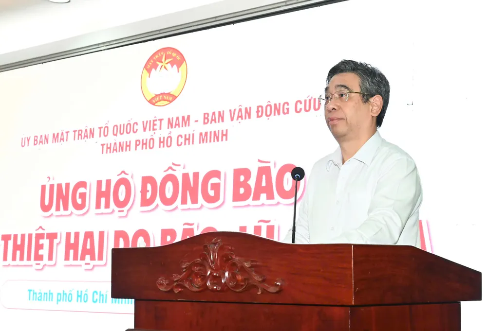 Đồng chí Nguyễn Phước Lộc phát động đợt vận động ủng hộ đồng bào bị thiệt hại do bão số 10 gây ra. Ảnh: VIỆT DŨNG 2259696763891463209.jpg