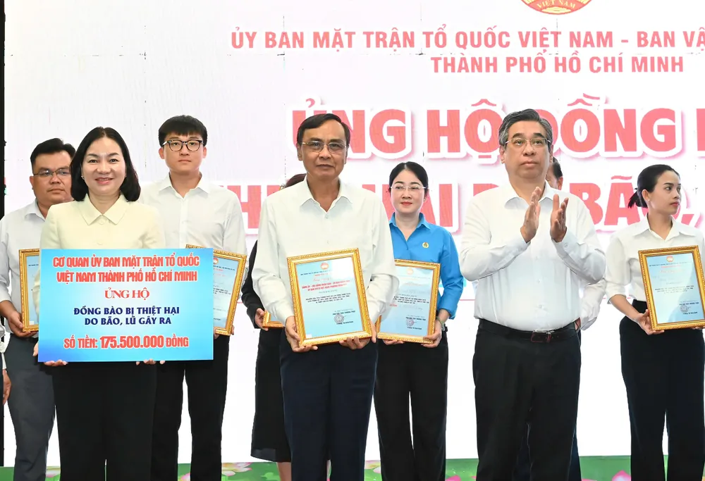 Cơ quan Ủy ban MTTQ Việt Nam TPHCM ủng hộ 175,5 triệu đồng. Ảnh: VIỆT DŨNG 3094765296568899932(1).jpg