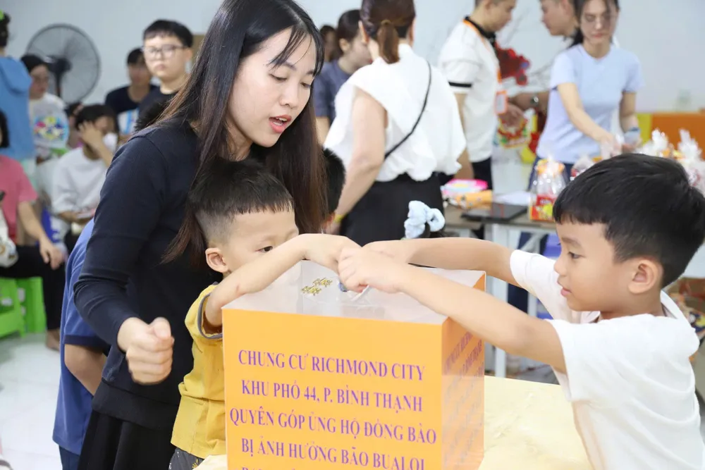 Các em nhỏ ở phường Bình Thạnh (TPHCM) ủng hộ đồng bào bị ảnh hưởng bởi cơn bão số 10. Ảnh: ỦY BAN MTTQ VIỆT NAM PHƯỜNG BÌNH THẠNH 448196648582273436.jpg