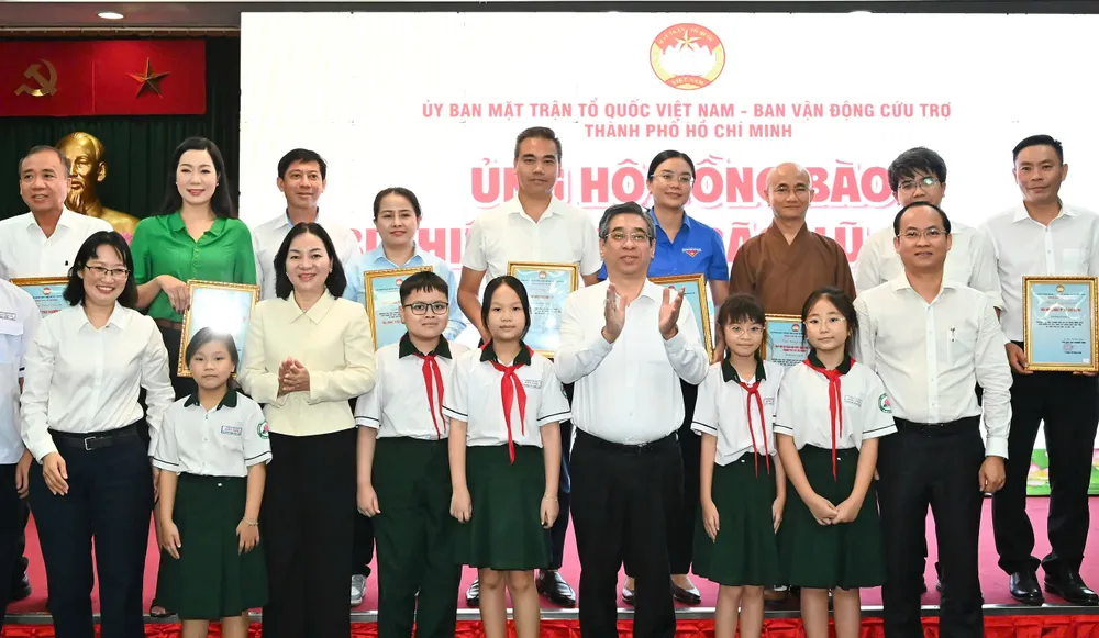 Đồng chí Nguyễn Phước Lộc cảm ơn các tổ chức, cơ quan, đơn vị, cộng đồng doanh nghiệp, các tổ chức tôn giáo và các tầng lớp nhân dân đã ủng hộ đồng bào bị thiệt hại bởi bão lũ. Ảnh: VIỆT DŨNG 761717814a34c06a9925.jpg