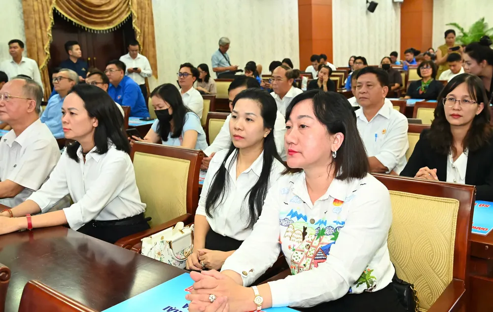 Phó Tổng Biên tập Báo Sài Gòn Giải Phóng Bùi Thị Hồng Sương đại diện báo đến ủng hộ đồng bào bị thiệt hại do bão số 10 gây ra. Ảnh: VIỆT DŨNG 97f856a66e0ce452bd1d.jpg