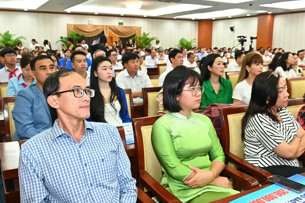 Đại diện các cơ quan, đơn vị, địa phương đến dự và ủng hộ đồng bào bị thiệt hại do bão số 10 gây ra. Ảnh: VIỆT DŨNG b153ea2cd28658d80197.jpg