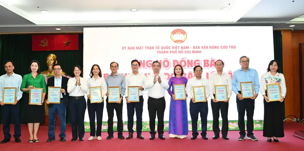 Đồng chí Nguyễn Phước Lộc và đồng chí Trần Thị Diệu Thúy cảm ơn các tổ chức, cơ quan, đơn vị và cộng đồng doanh nghiệp đã ủng hộ đồng bào bị thiệt hại bởi bão lũ. Ảnh: VIỆT DŨNG b3af4c3f118a9bd4c29b.jpg