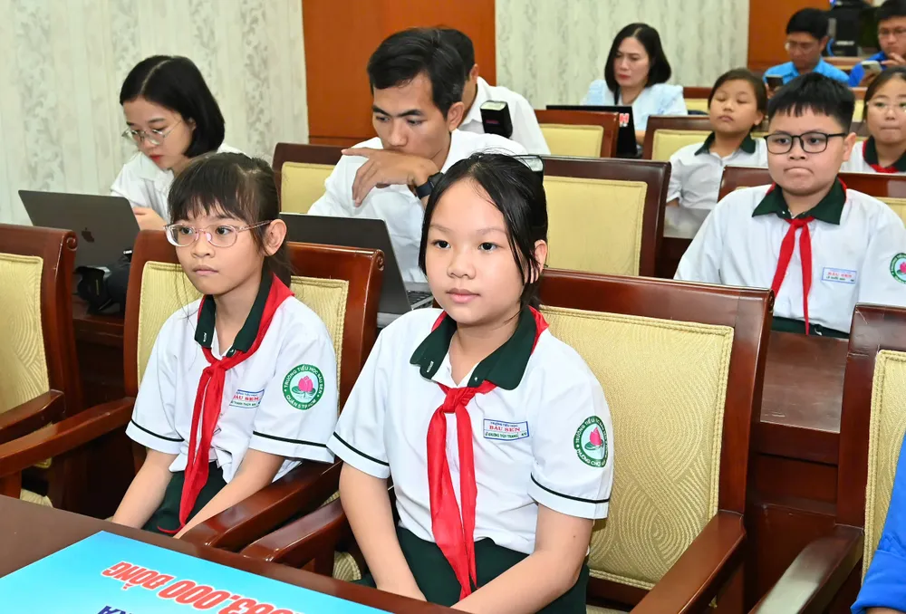 Các em học sinh đến ủng hộ đồng bào bị thiệt hại do bão gây ra. Ảnh: VIỆT DŨNG fb6b6a7552dfd88181ce.jpg