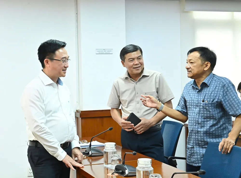Phó Bí thư Thành ủy TPHCM Đặng Minh Thông trao đổi với các đại biểu trước buổi họp báo. Ảnh: VIỆT DŨNG IMG_6290.jpeg