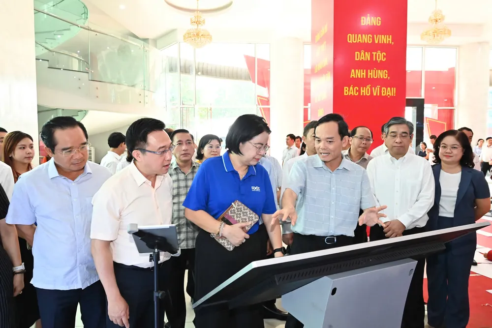 Bí thư Thành ủy TPHCM kiểm tra khu vực triển lãm không gian số. Ảnh: VIỆT DŨNG 4139ec89e1c36c9d35d2.jpg