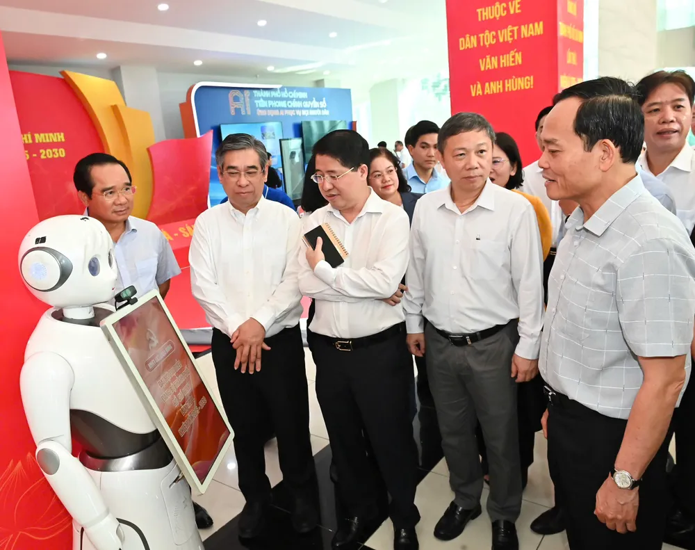 Thường trực Thành ủy TPHCM kiểm tra khu vực điểm danh đại biểu bằng robot. Ảnh: VIỆT DŨNG ba3794d1999b14c54d8a.jpg