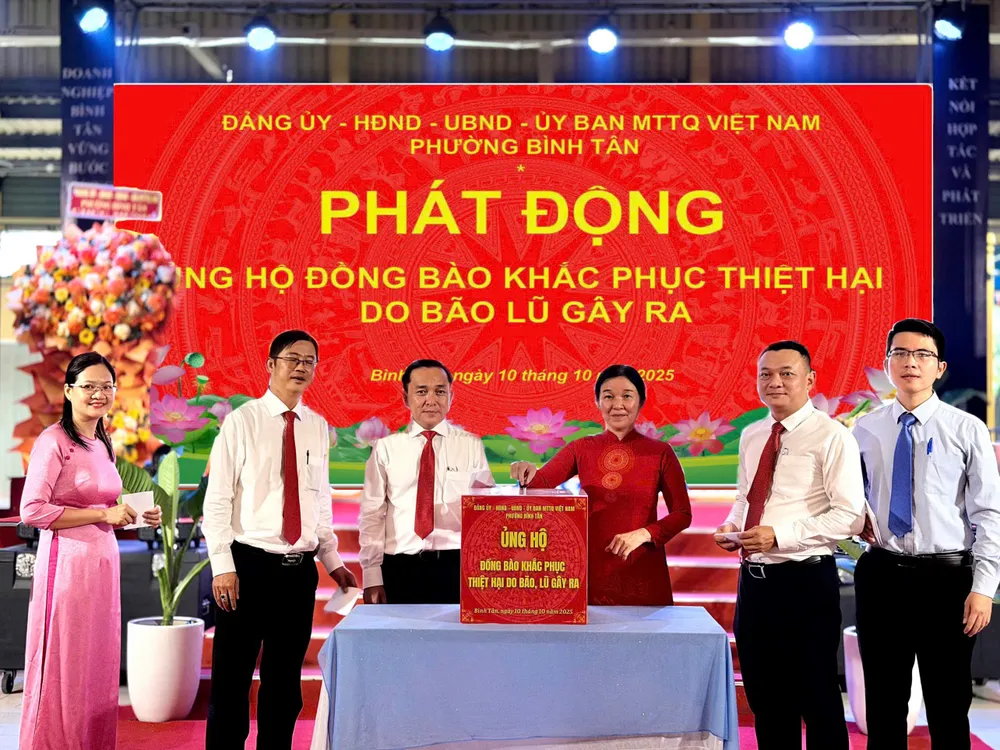 Bí thư Đảng ủy, Chủ tịch HĐND phường Bình Tân Phạm Thị Ngọc Diệu cùng lãnh đạo phường ủng hộ đồng bào IMG_6667.jpeg