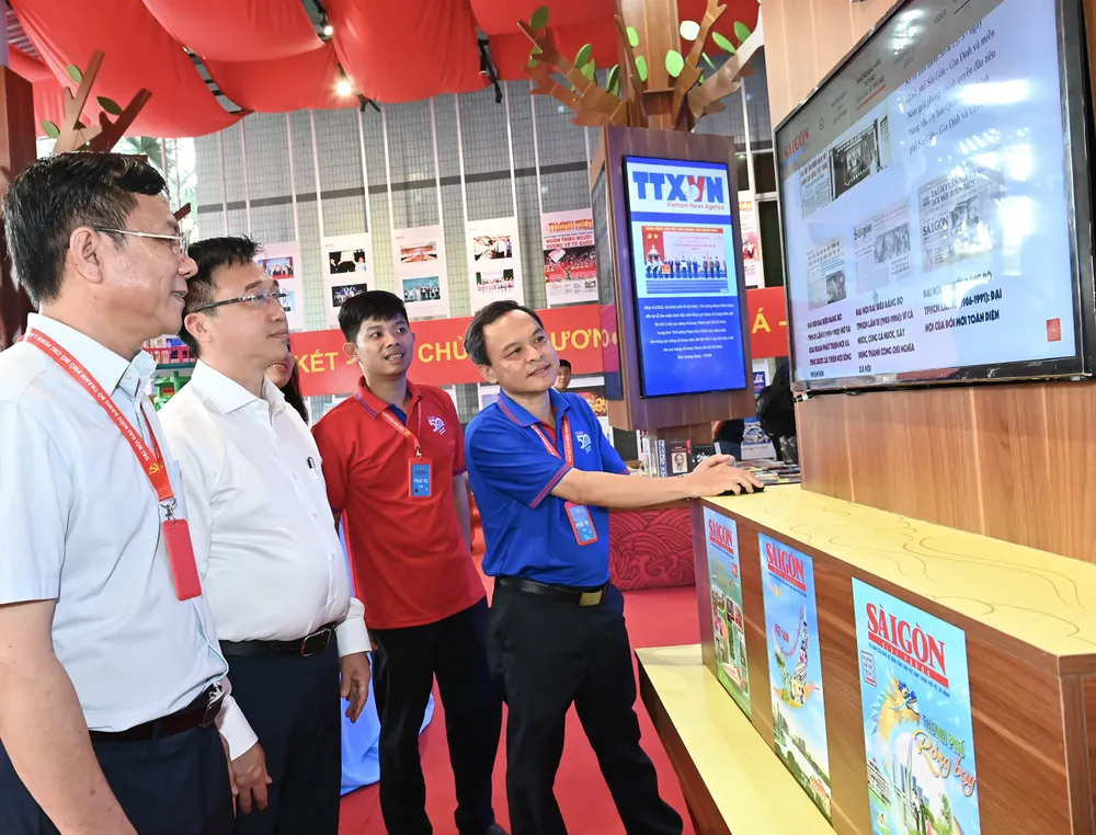 Phó Bí thư Thành ủy TPHCM Đặng Minh Thông và Phó Giám đốc Sở VH-TT TPHCM Nguyễn Ngọc Hồi kiểm tra gian trưng bày triển lãm của Báo Sài Gòn Giải Phóng. Ảnh: VIỆT DŨNG dc6155c77faef2f0abbf.jpg