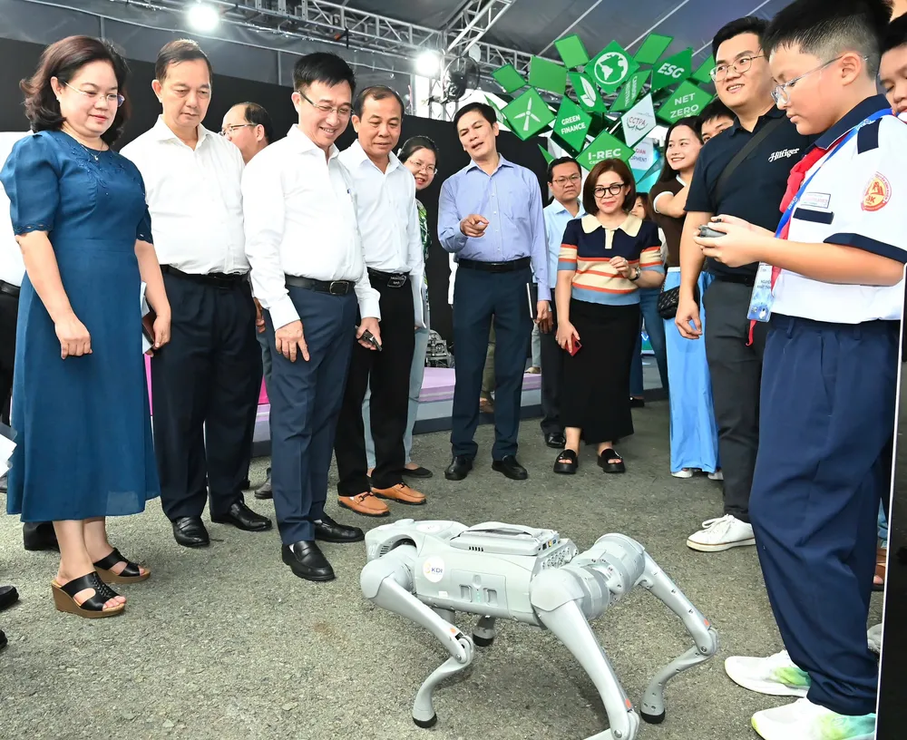 Phó Bí thư Thành ủy TPHCM Đặng Minh Thông kiểm tra khu vực triển lãm về khoa học công nghệ, đổi mới sáng tạo và chuyển đổi số. Ảnh: VIỆT DŨNG IMG_6742.jpeg