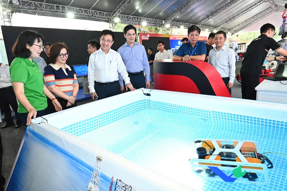 Phó Bí thư Thành ủy TPHCM Đặng Minh Thông kiểm tra khu vực triển lãm về khoa học công nghệ, đổi mới sáng tạo và chuyển đổi số. Ảnh: VIỆT DŨNG IMG_6750.jpeg