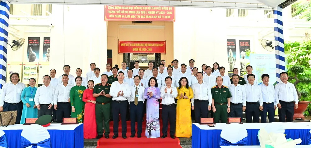 Đoàn đại biểu đến tham quan Bảo tàng Lịch sử TPHCM. Ảnh: VIỆT DŨNG 4713be0100768d28d467.jpg