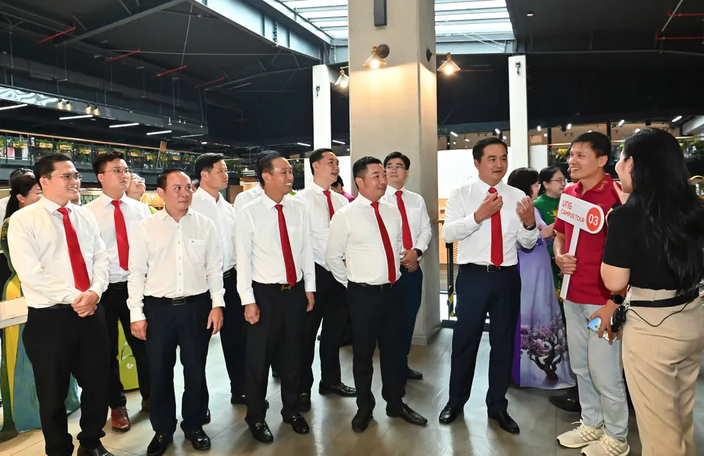 Đoàn đại biểu tham quan trụ sở Công ty Cổ phần Tập đoàn VNG. Ảnh: VIỆT DŨNG 8b3a015fbf2832766b39.jpg