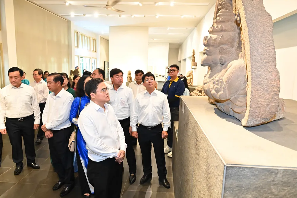 Đại biểu tham quan Bảo tàng Lịch sử TPHCM. Ảnh: VIỆT DŨNG 8e27af2011579c09c546.jpg
