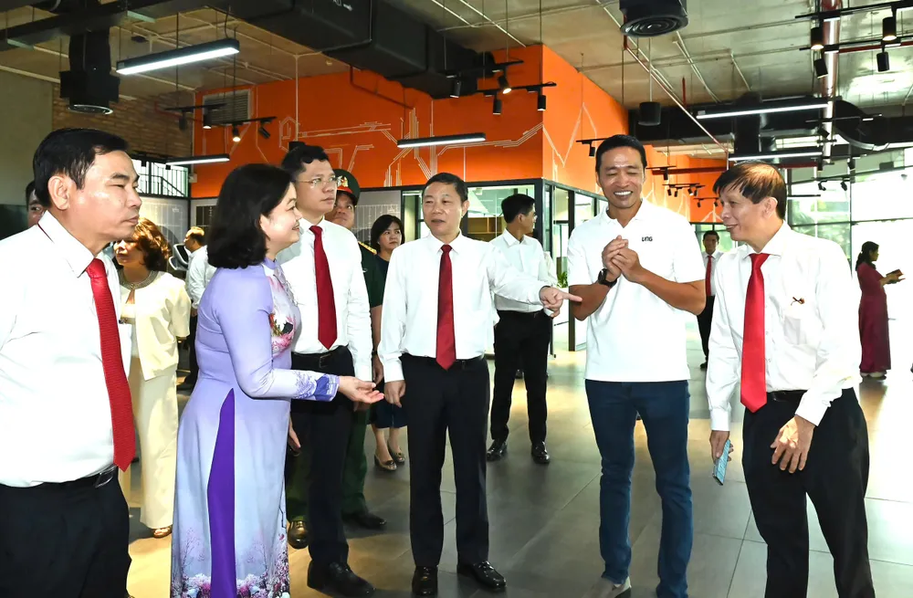 Lãnh đạo Cổ phần Tập đoàn VNG giới thiệu với đoàn đại biểu VNG Campus. Ảnh: VIỆT DŨNG f48ccf3d6449e917b058.jpg